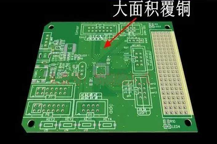 根据大面积的覆铜来判断电路板正负极